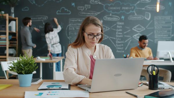 Comparatif entre SEO et publicité payante pour maximiser votre visibilité